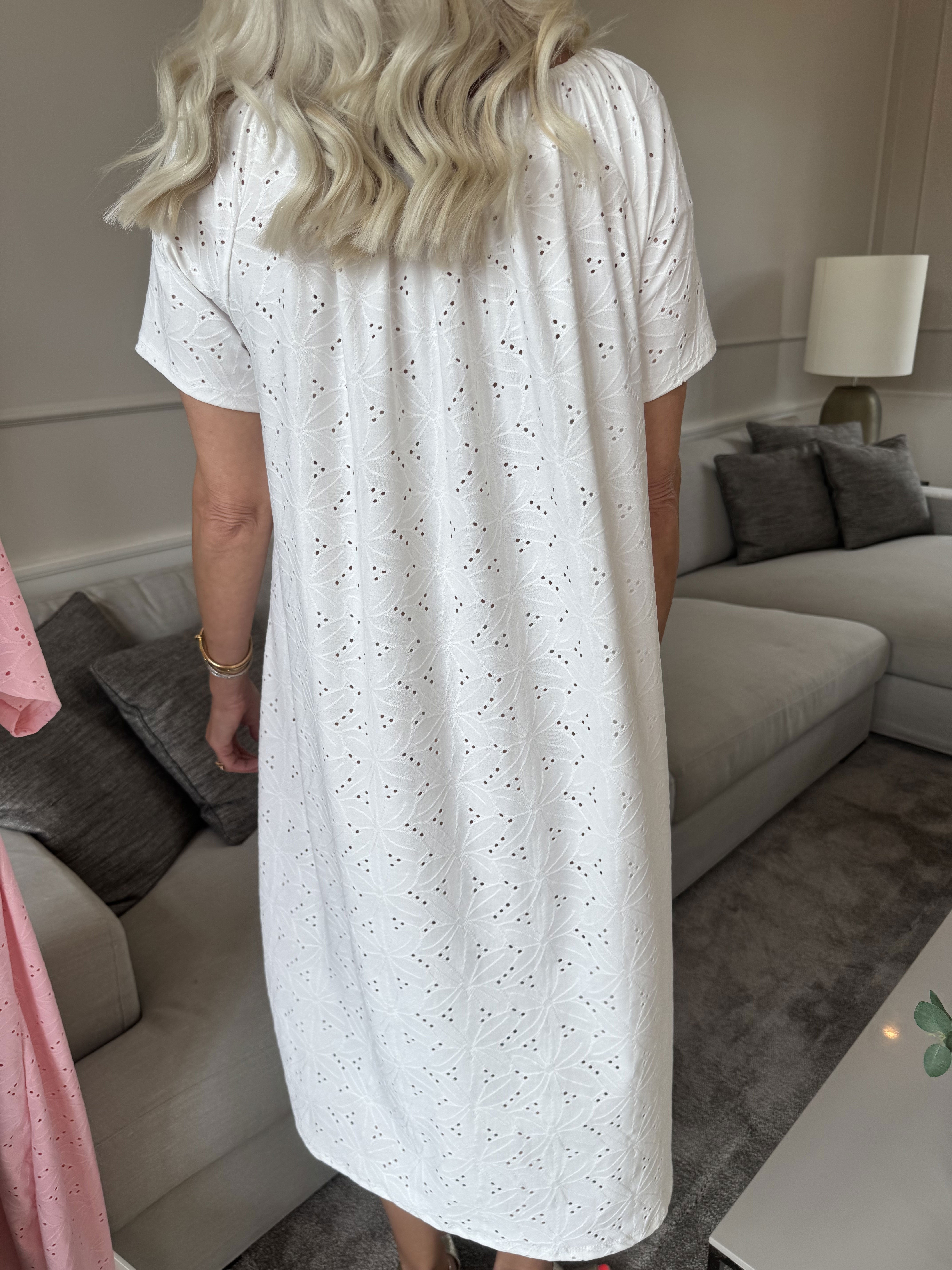 Aliz - Söt mjuk klänning med broderie anglaise